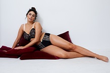 Femme en soutien-gorge appuyée contre un cadre de porte